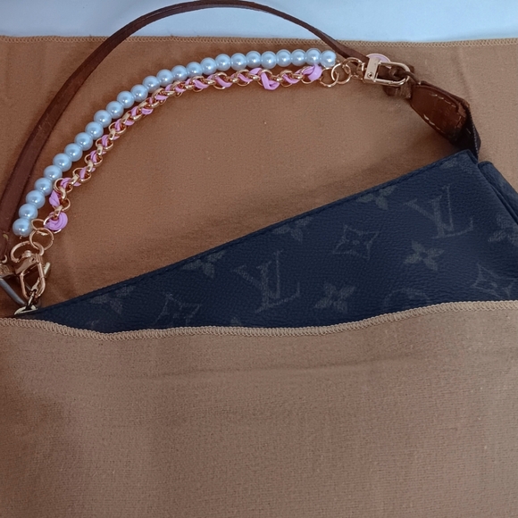 Louis Vuitton Vintage Pochette Accessoires handbag with strap - Picture 17 of 17